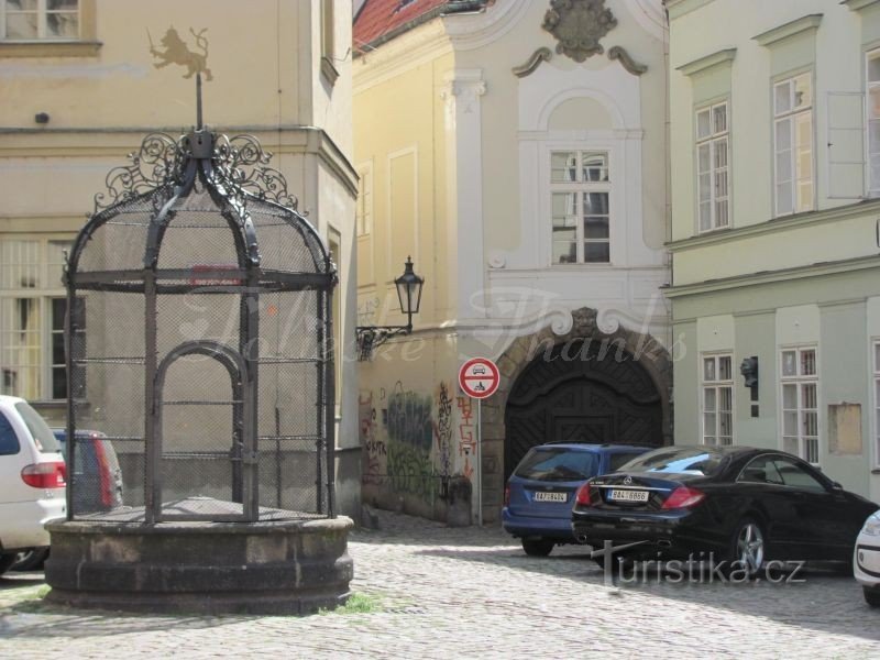 Praga, staro mestno jedro - vodnjak na Anenské náměstí