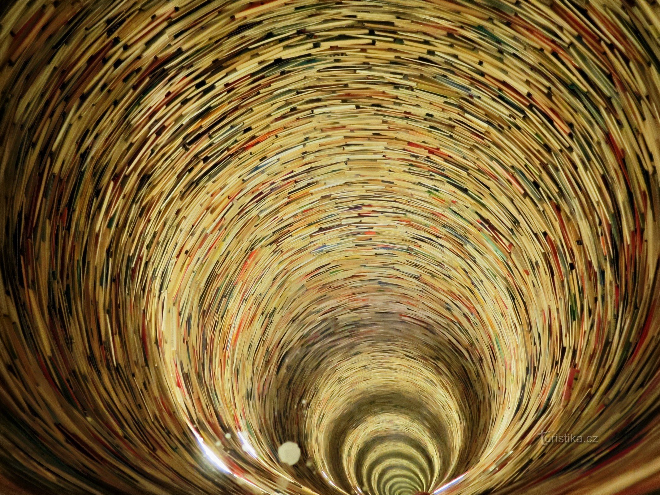 Prague - un puits sans fin unique dans la "tour" de la bibliothèque municipale