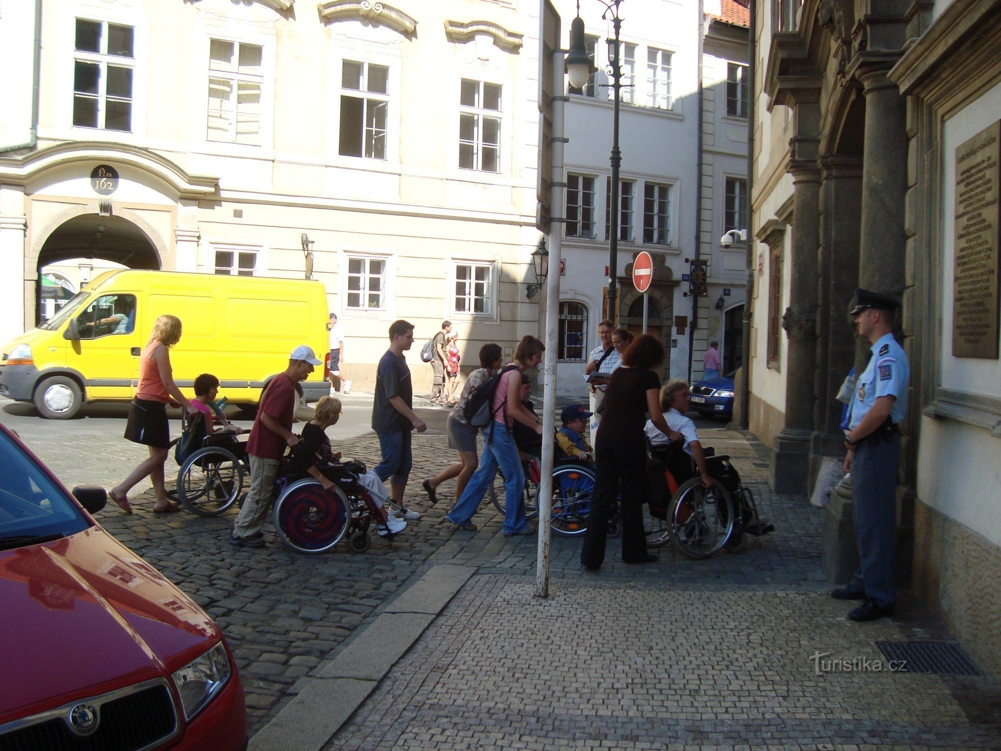 Praha-Valdštejnské náměstí-cổng vào-chúng ta đi tham quan-Ảnh: Ulrych Mir.