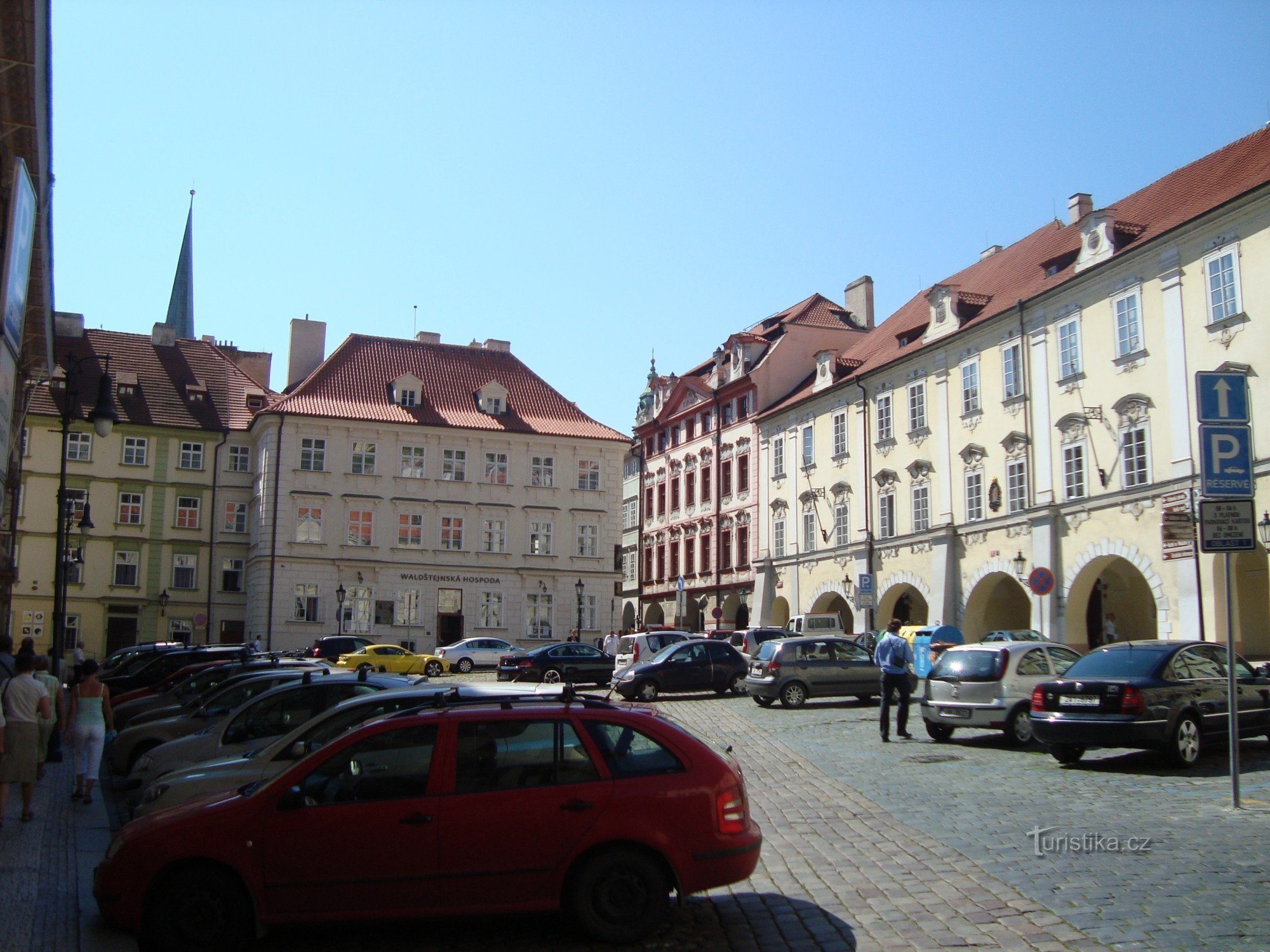 Praga-Plaza Valdštejn desde la puerta del Palacio Valdštejn-Foto: Ulrych Mir.