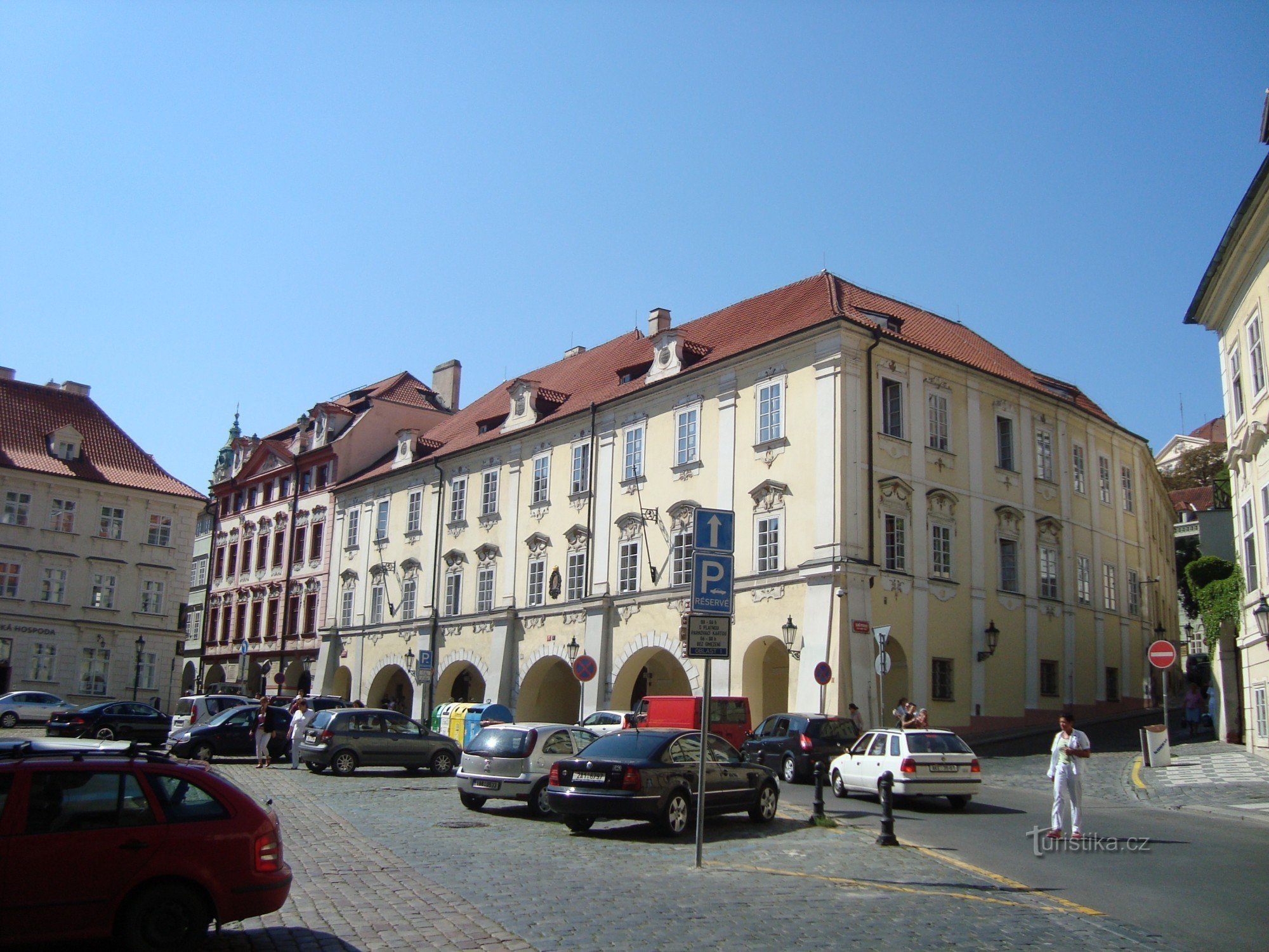 Prag-Valdštejn-pladsen fra porten til Valdštejn-paladset-Foto: Ulrych Mir.