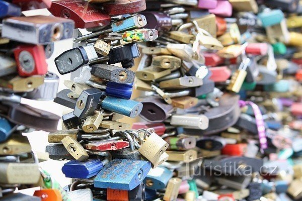 Praga, castelli degli innamorati sul ponte sulla Čertovka