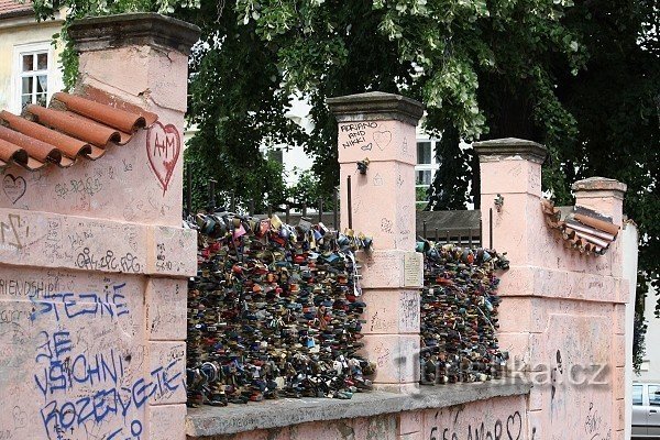 Praga, castelli degli innamorati sul ponte sulla Čertovka