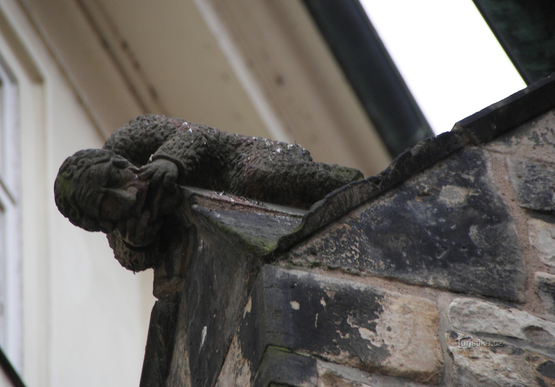 Prag - förstenad pojke eller gargoyle vid St. Martin