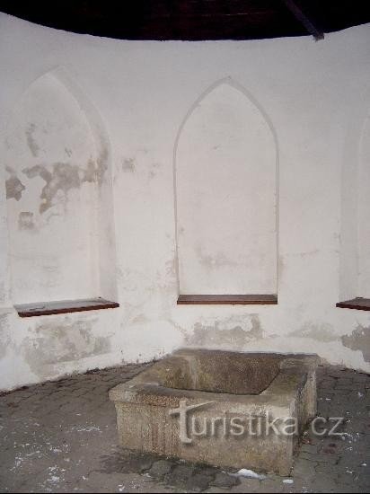 Buona sorgente d'acqua vicino alla chiesa