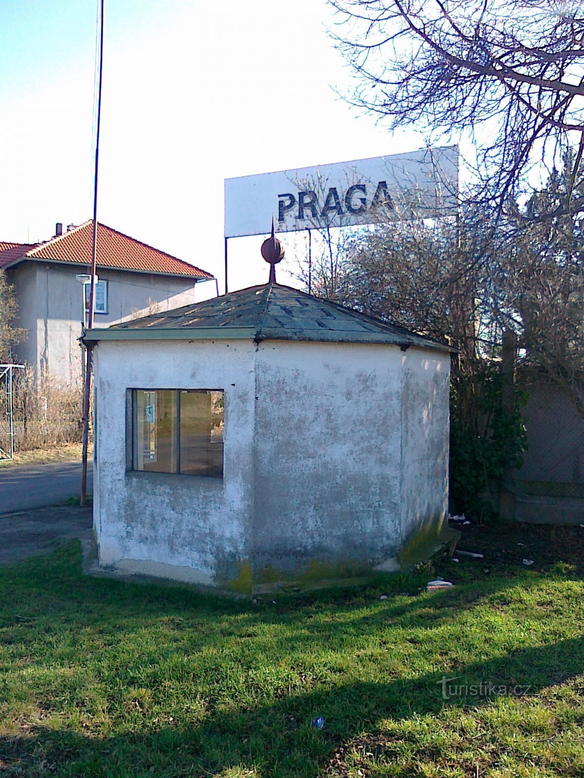 Pramen minerální vody Praga.