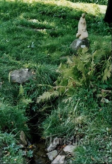 Manantial de Moravské Dyje: El manantial de Dyje, decorado con una estatua, se puede visitar a pie o en