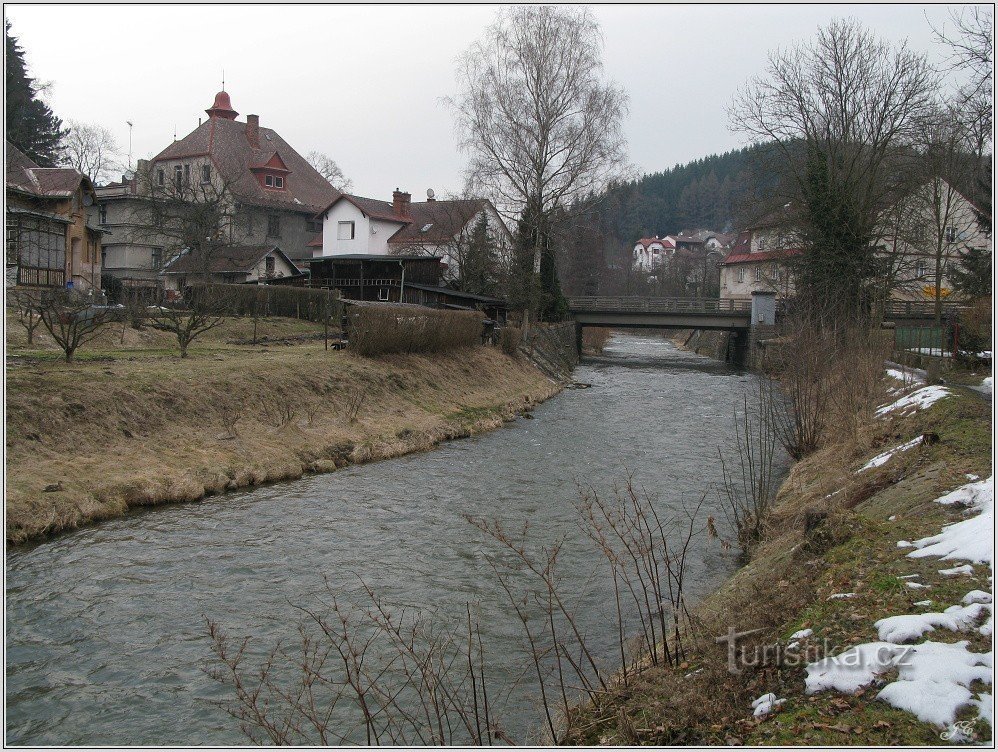 The spring is a few steps from Metuja