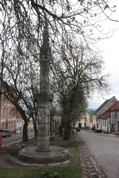 pranýř s mísami na desátky