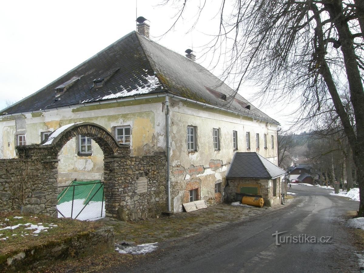 Prášil-slottet minder om landsbyens historie