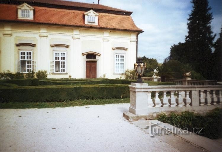 La parte destra del castello superiore: in basso si trovano i gradini per la fontana, di fronte la parte destra del castello superiore