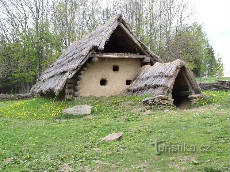 доисторическая деревня в Uhřínov в Орле. горы