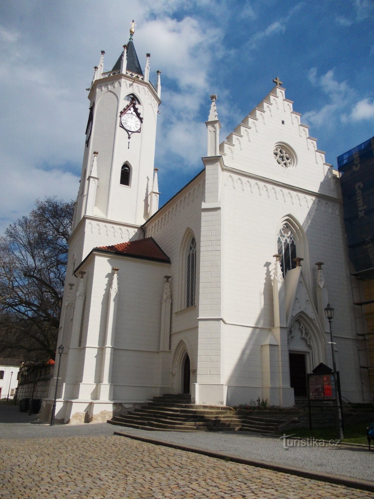 Iglesia ortodoxa en la plaza del castillo