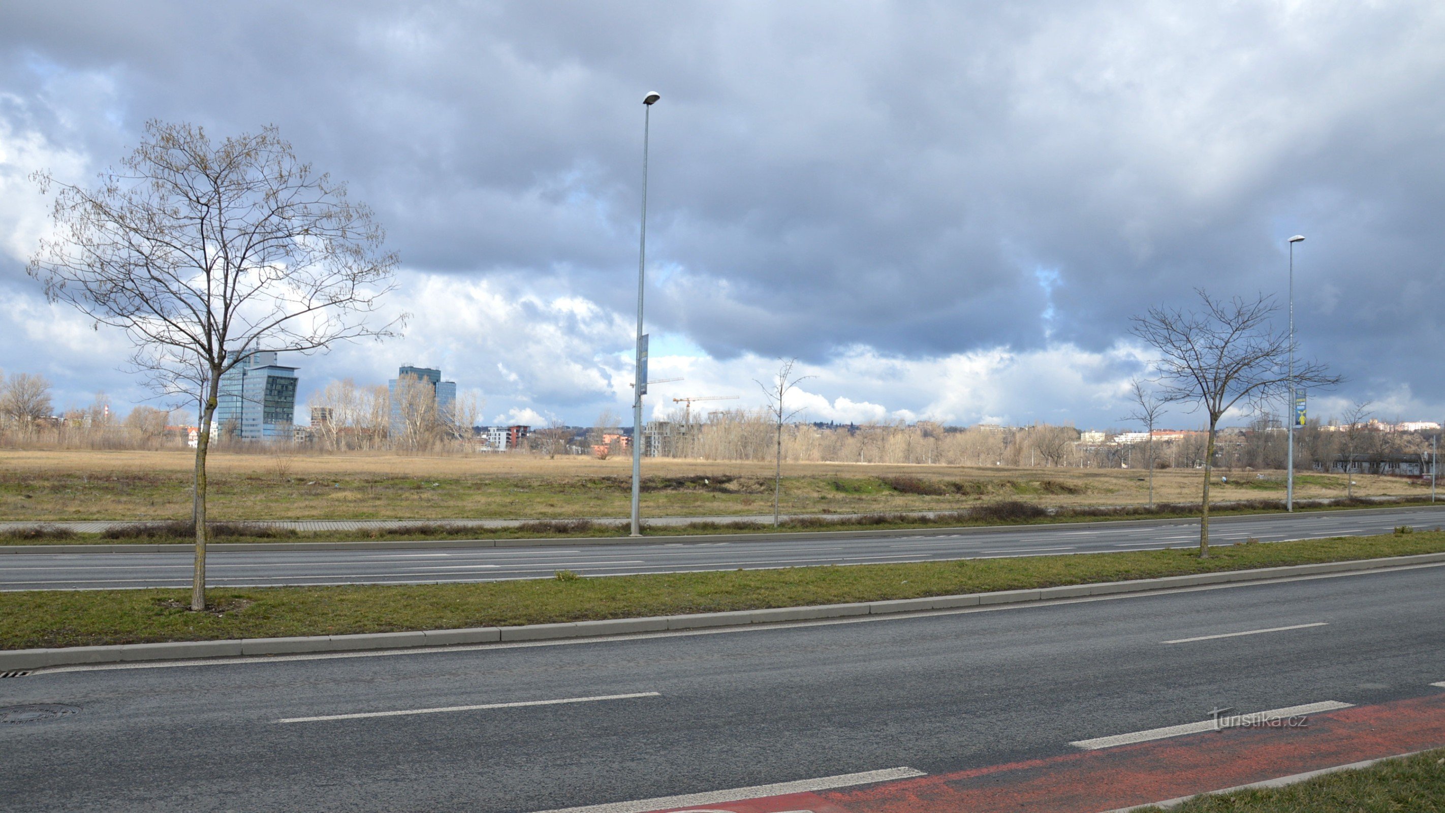 the empty plain of the island from Karlín