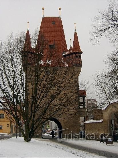 Porte de Prague à Rakovník : la porte gothique tardive de Prague, construite en 1516.