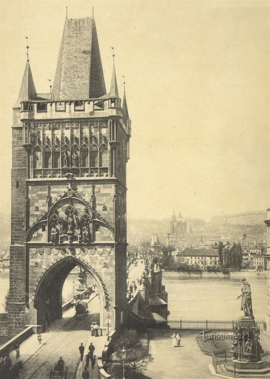 Prága óvárosi hídtornya IV. Károly emlékművével. (1908 előtt)