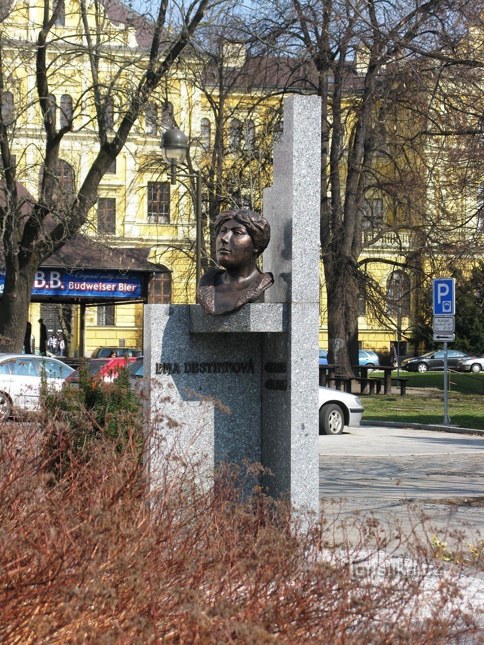 În fața clădirii se află un monument al Emmei Destin