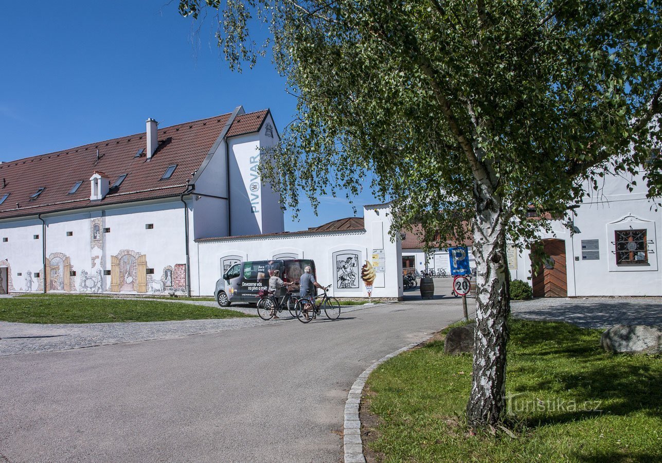 Vor dem ehemaligen Bauernhaus