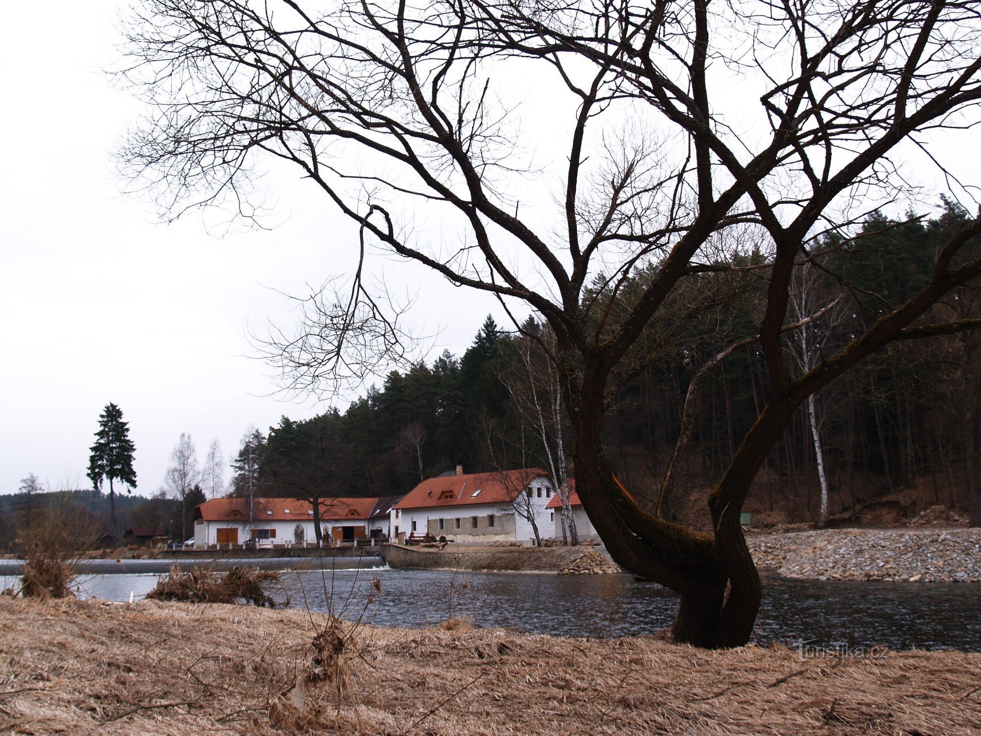 Framför Röda Bruket