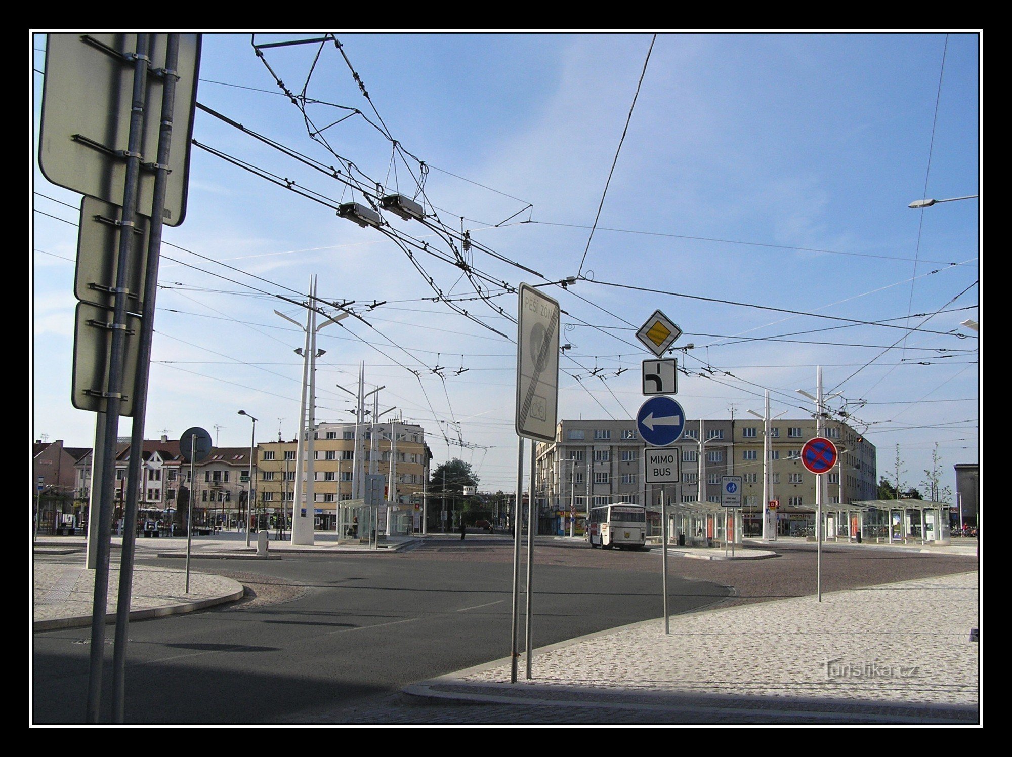 di fronte alla STAZIONE FERROVIARIA PRINCIPALE