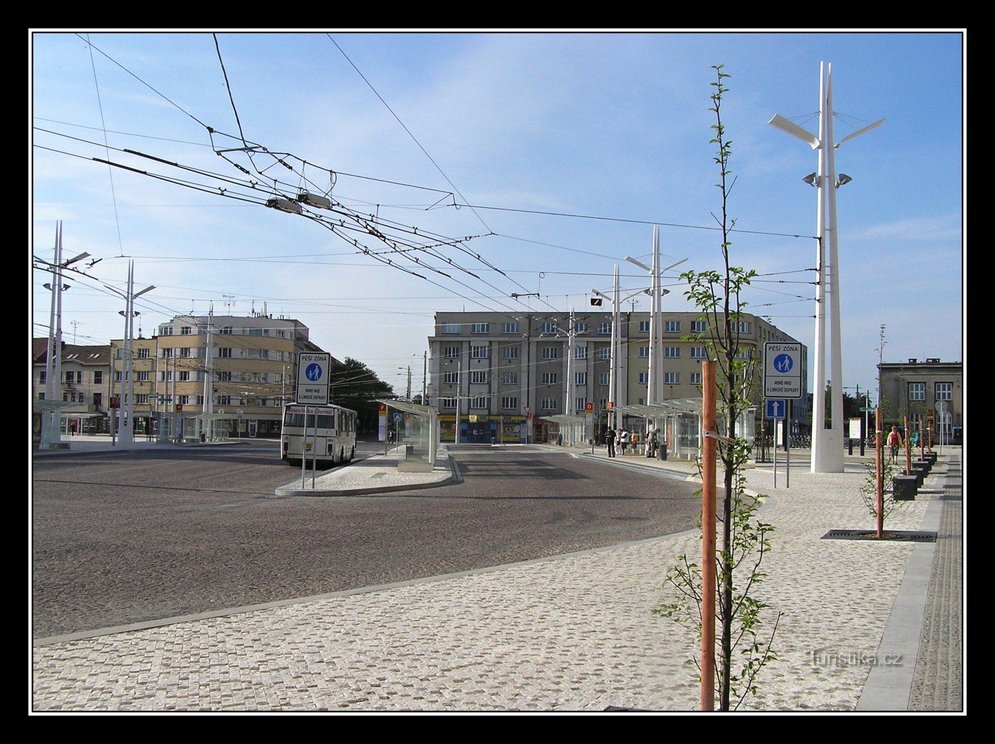 di fronte alla STAZIONE FERROVIARIA PRINCIPALE