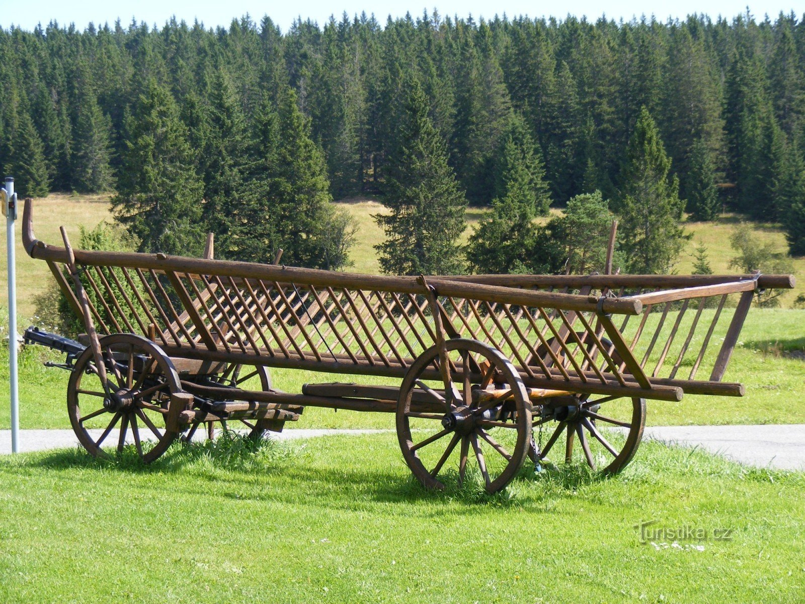 În fața Hotelului Rankl (august 2008)