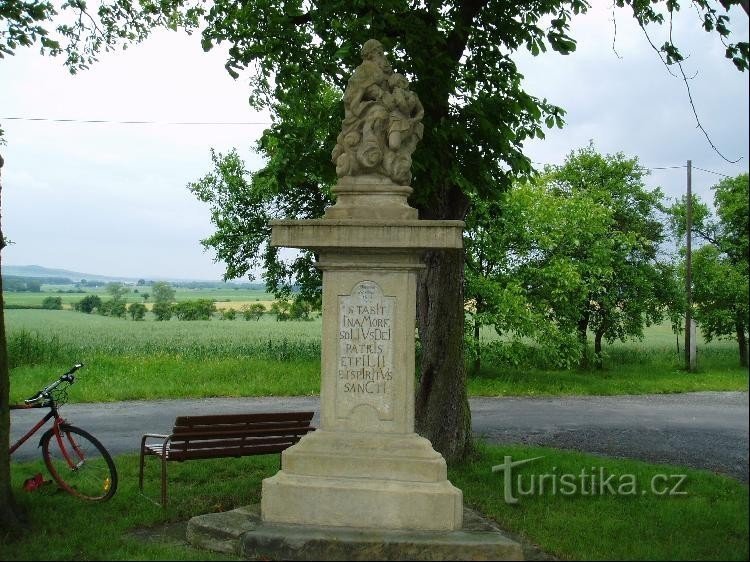 davanti al cimitero