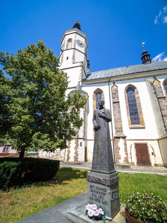 Framför södra sidan av templet