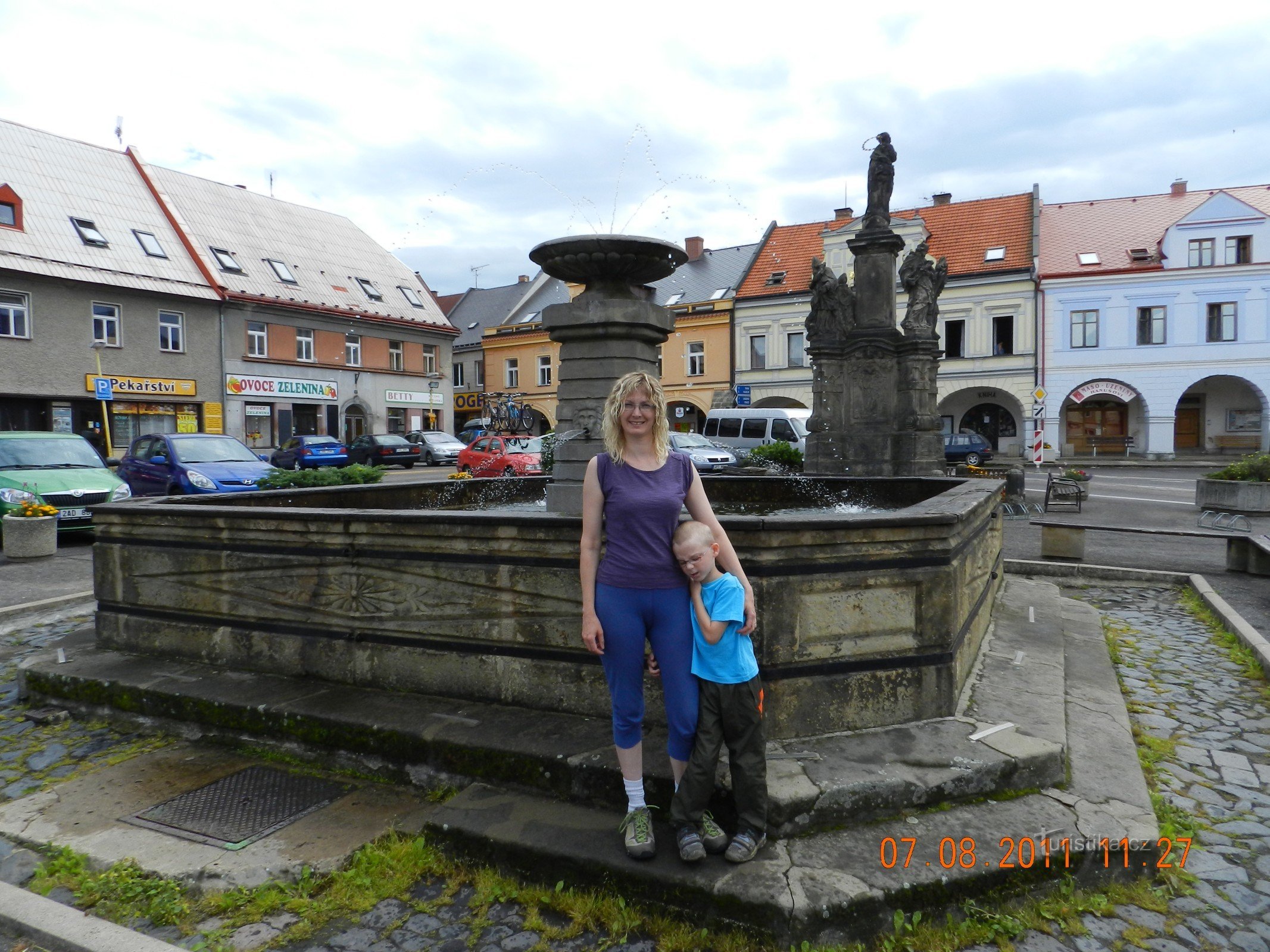 vor dem Brunnen in Sobotka auf dem Platz