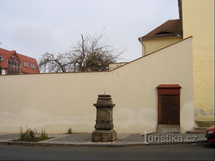 în fața zidului mănăstirii: s-a construit o glugă la fosta Poartă Roșie în anii 1676-1684