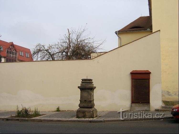 devant le mur du monastère : une hotte a été construite à l'ancienne Porte Rouge en 1676-1684