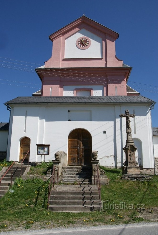 em frente a igreja