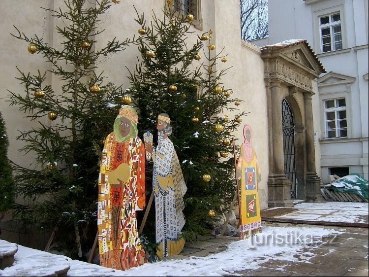 Na frente da igreja no Natal