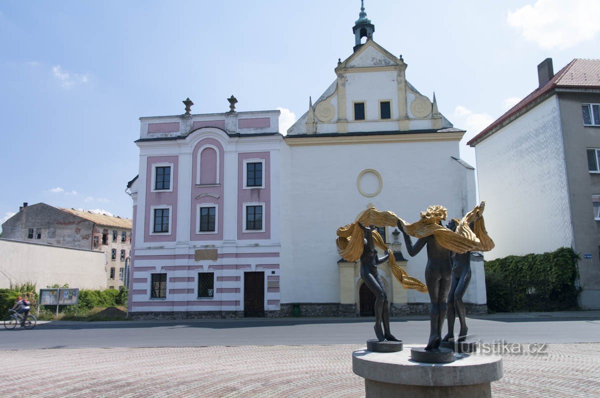 A templom előtt a Szt. Szellem