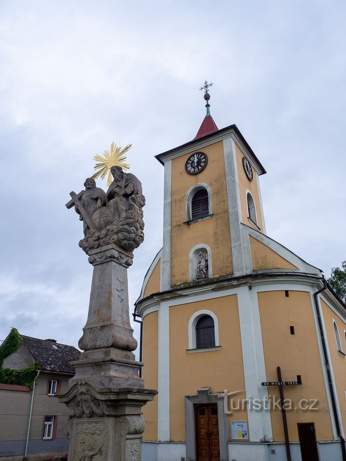 A templom előtt a Szt. Floriana