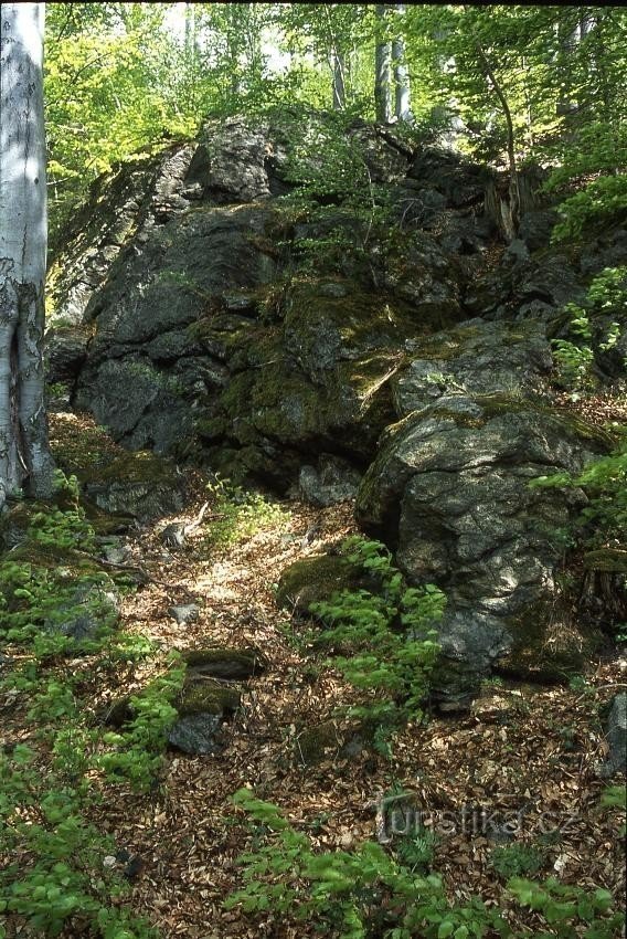 Vor dem Steinbruch liegen Felsen