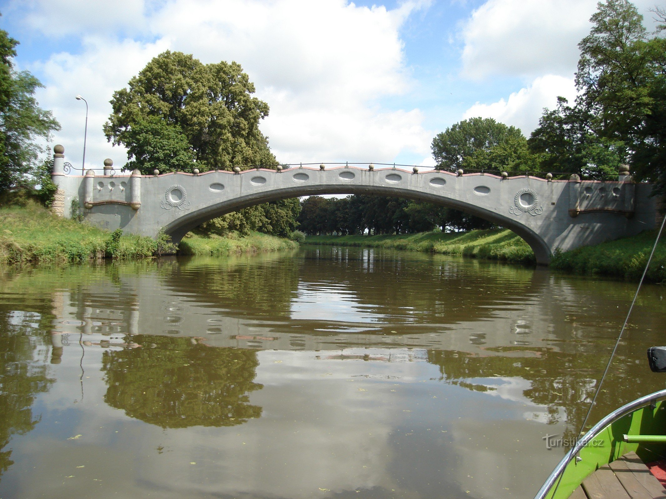 La nave da crociera gira davanti al ponte