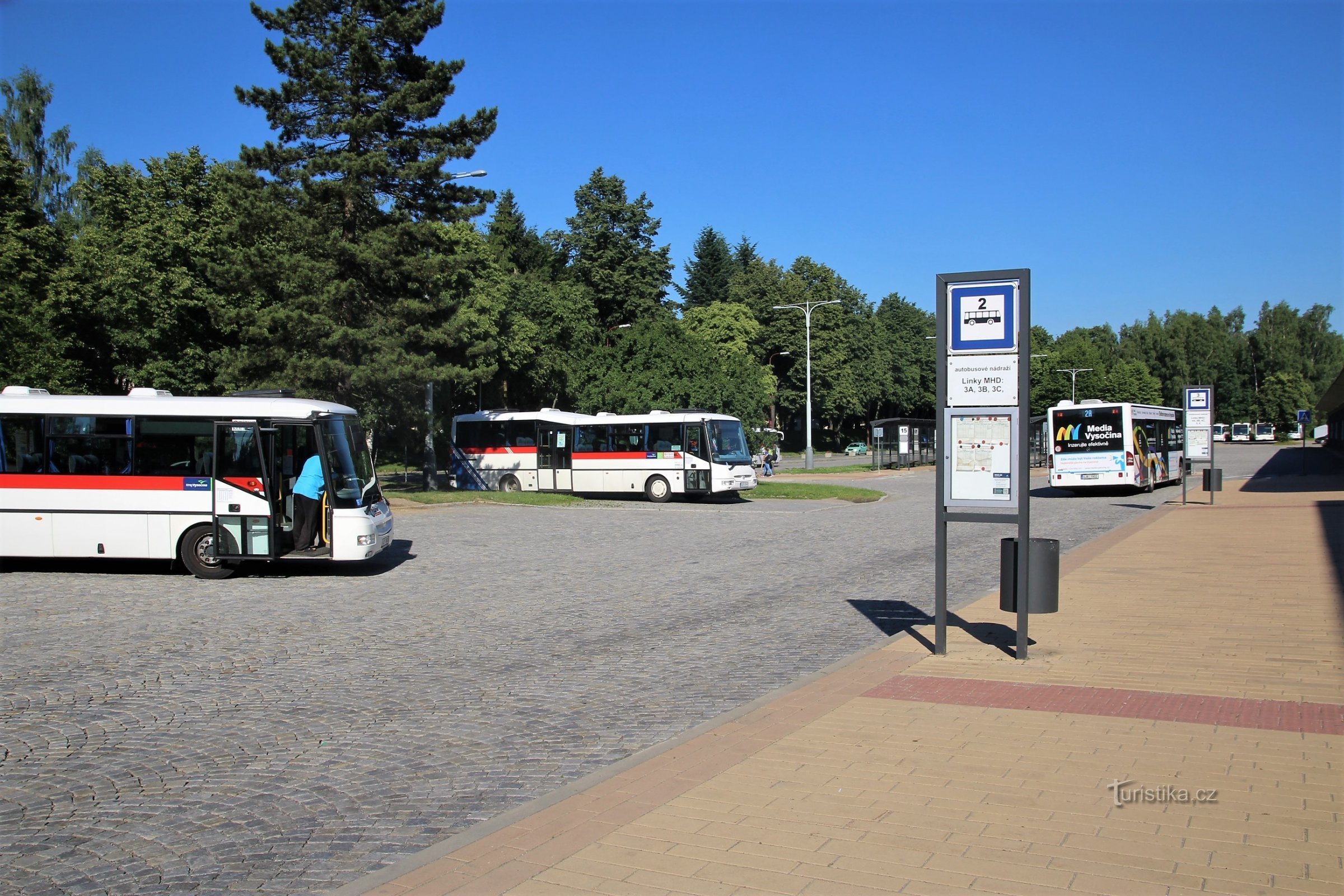 Em frente à estação