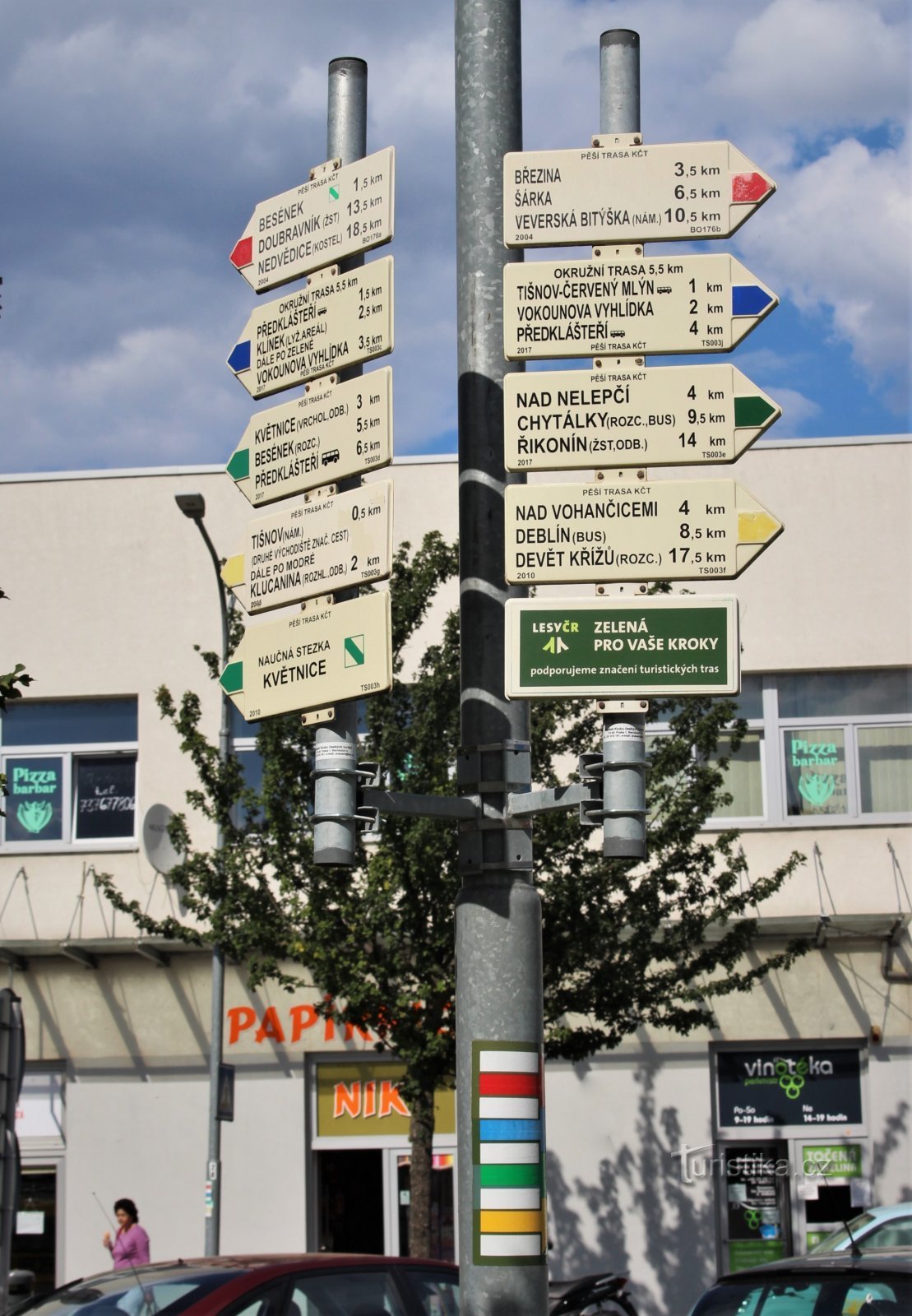 Voor het stationsgebouw hangt een dubbelzijdige toeristische gids in alle vier de kleuren