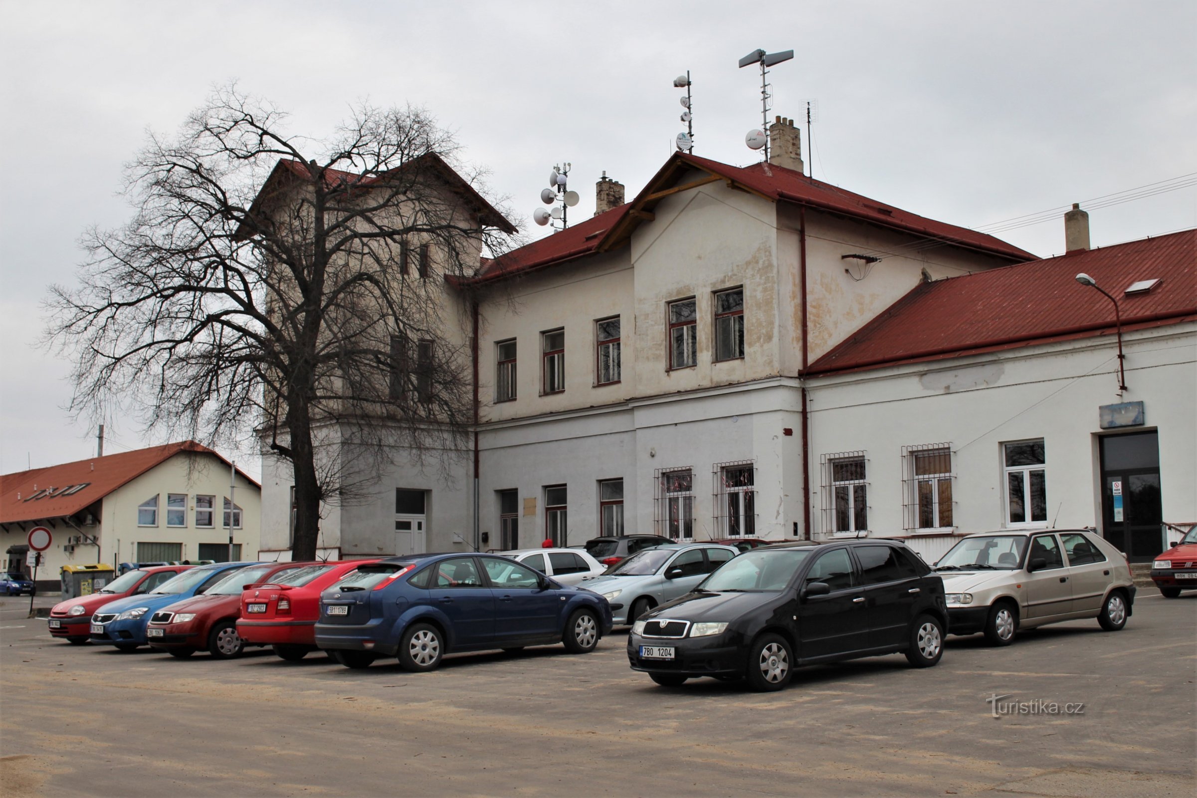 Voor het stationsgebouw in Moravské Písek