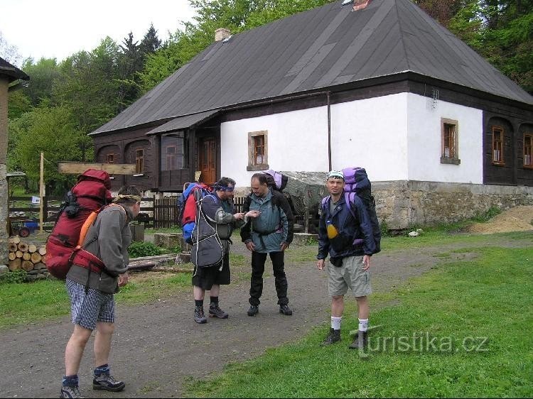 pred okrepčevalnico in muzejsko stavbo