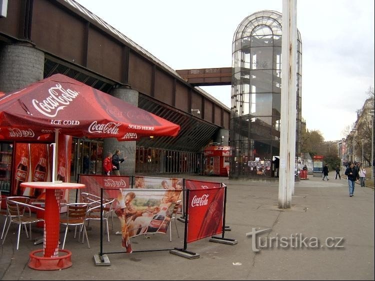 Em frente ao edifício de check-in