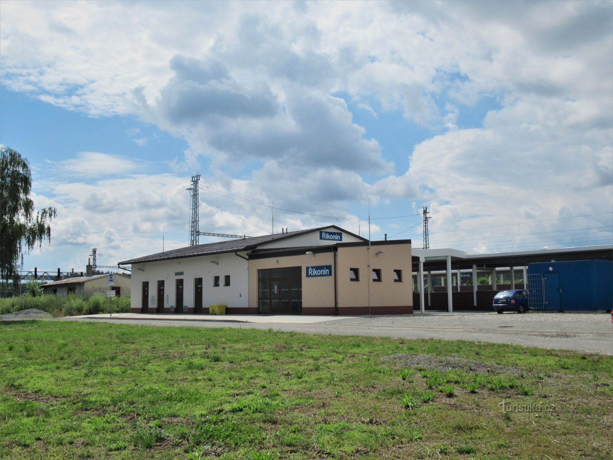 Di fronte alla stazione ferroviaria di Ríkonín