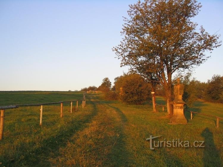 Hajnalban az útjelző tábla előtt, tovább a Křížový vrch felé