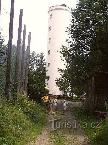 în faţa turnului de veghe