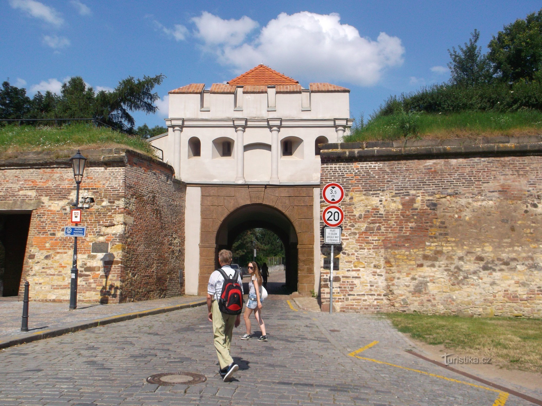 devant la porte Táborská