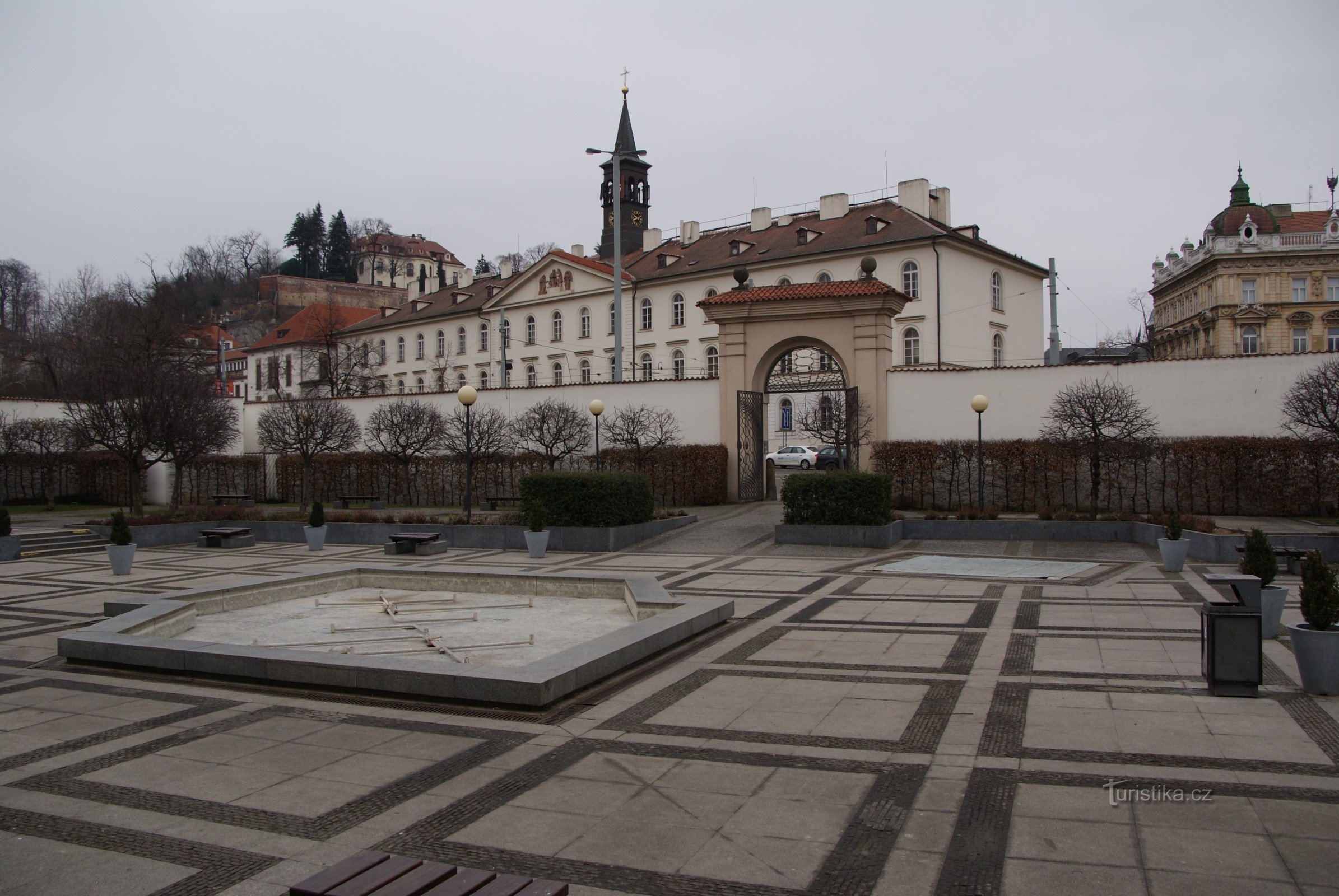 framför ridhuset Valdštejnská