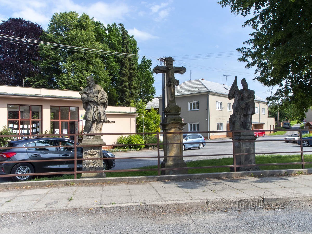 Un par de estatuas antes de la entrada.