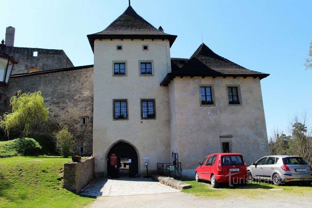 Em frente ao portão de entrada do castelo