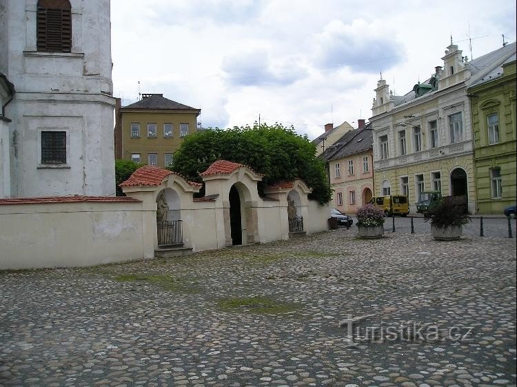 Перед замком